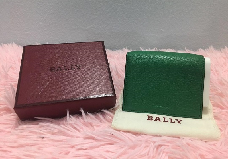 Comparing High End Wallet Brands Online