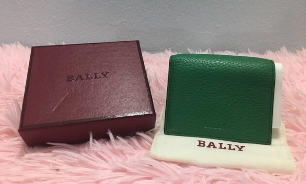 Comparing High End Wallet Brands Online in a Stylish Way